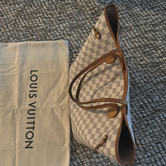 The Neverfull MM tote unites timeless design with heritage details. - Picture 5 of 17